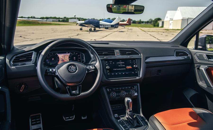Торпедо Volkswagen Tiguan R-Line 2017 года  (NA) (фото 36 из 43)